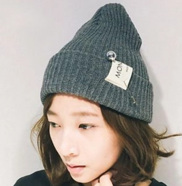 Topi beanie dengan aksen bros besar